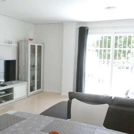 Immaculate And Modern 1 Bedroomed Apartment *